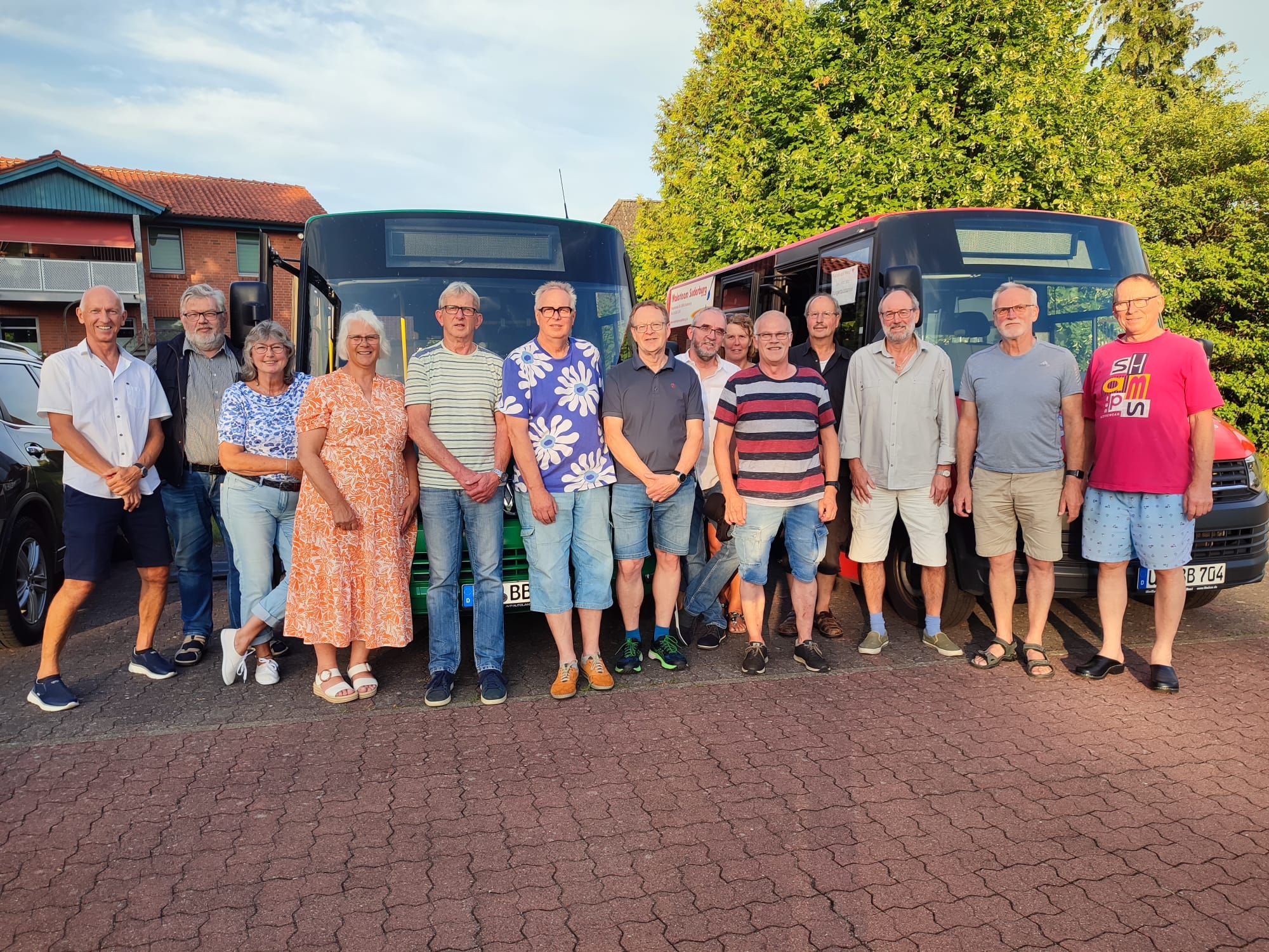 Ein Gruppenfoto mit Mitgliedern des Bürgerbusses