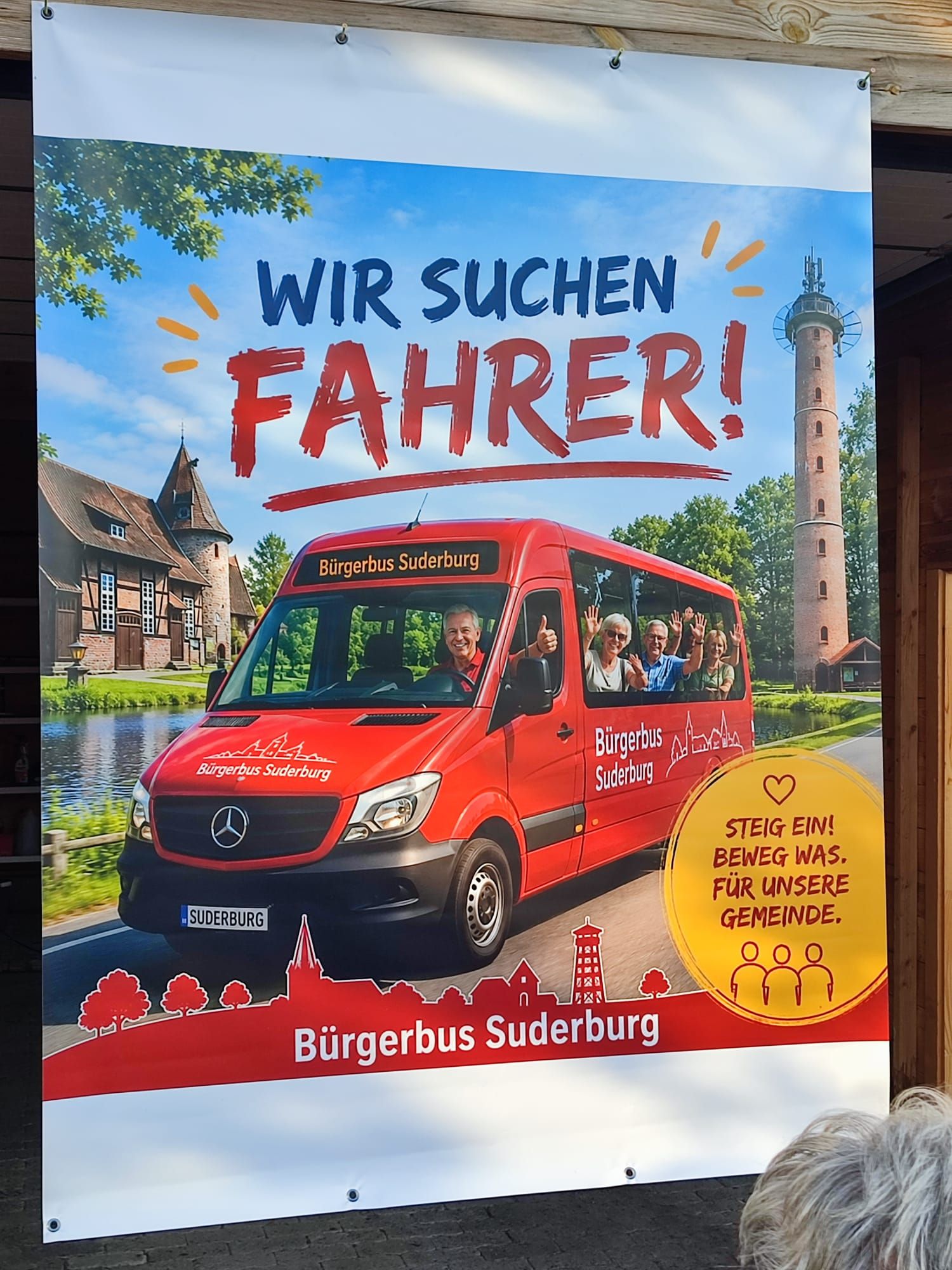 Ein Plakat mit der Aufschrift "Wir suchen Fahrer!"